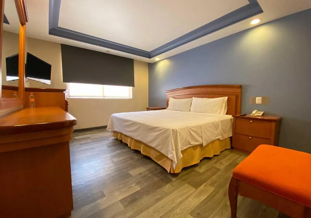 Standard Room with Extra-Large Bed — Hotel San Diego